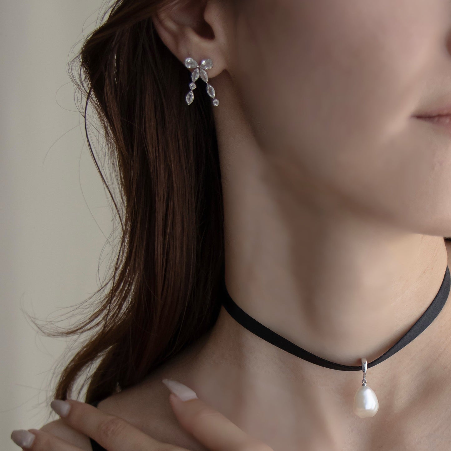 NOIR SINGLE PEARL CHOKER NECKLACE