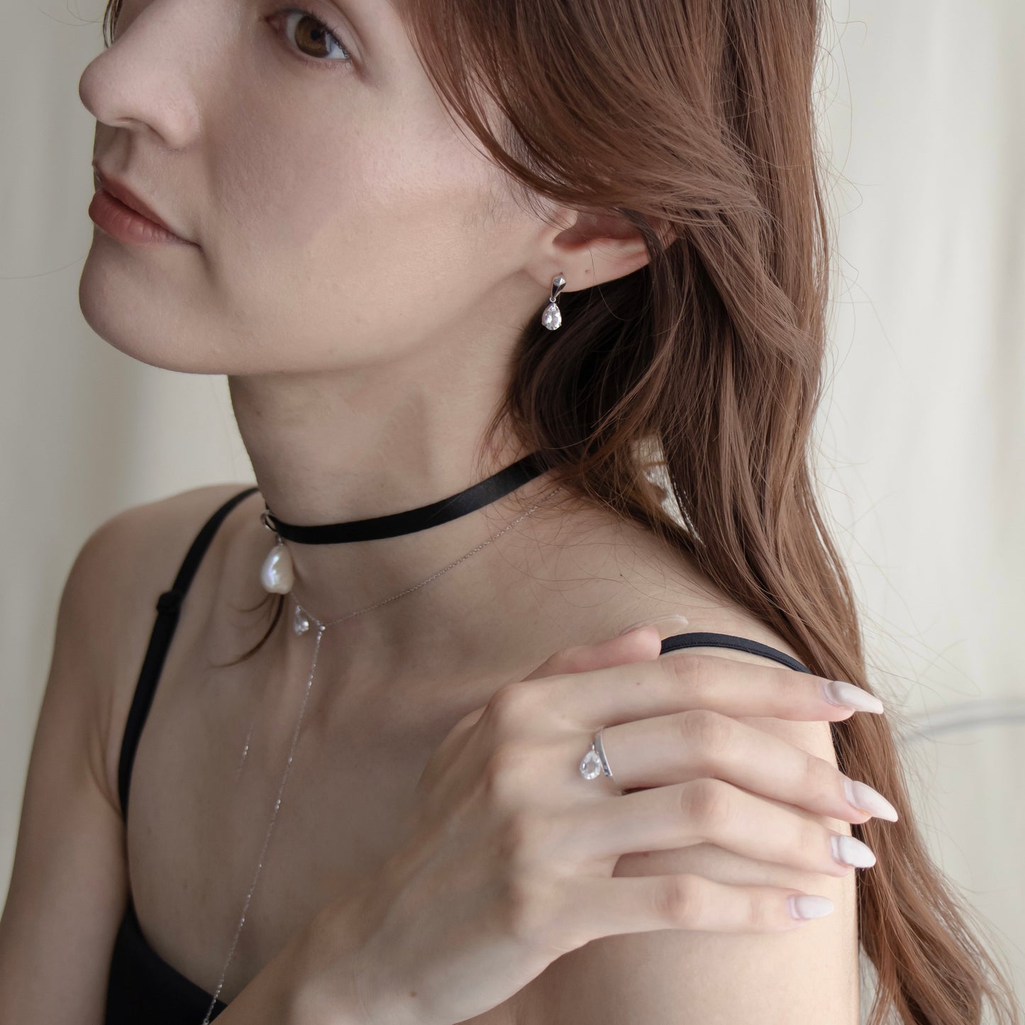 NOIR SINGLE PEARL CHOKER NECKLACE