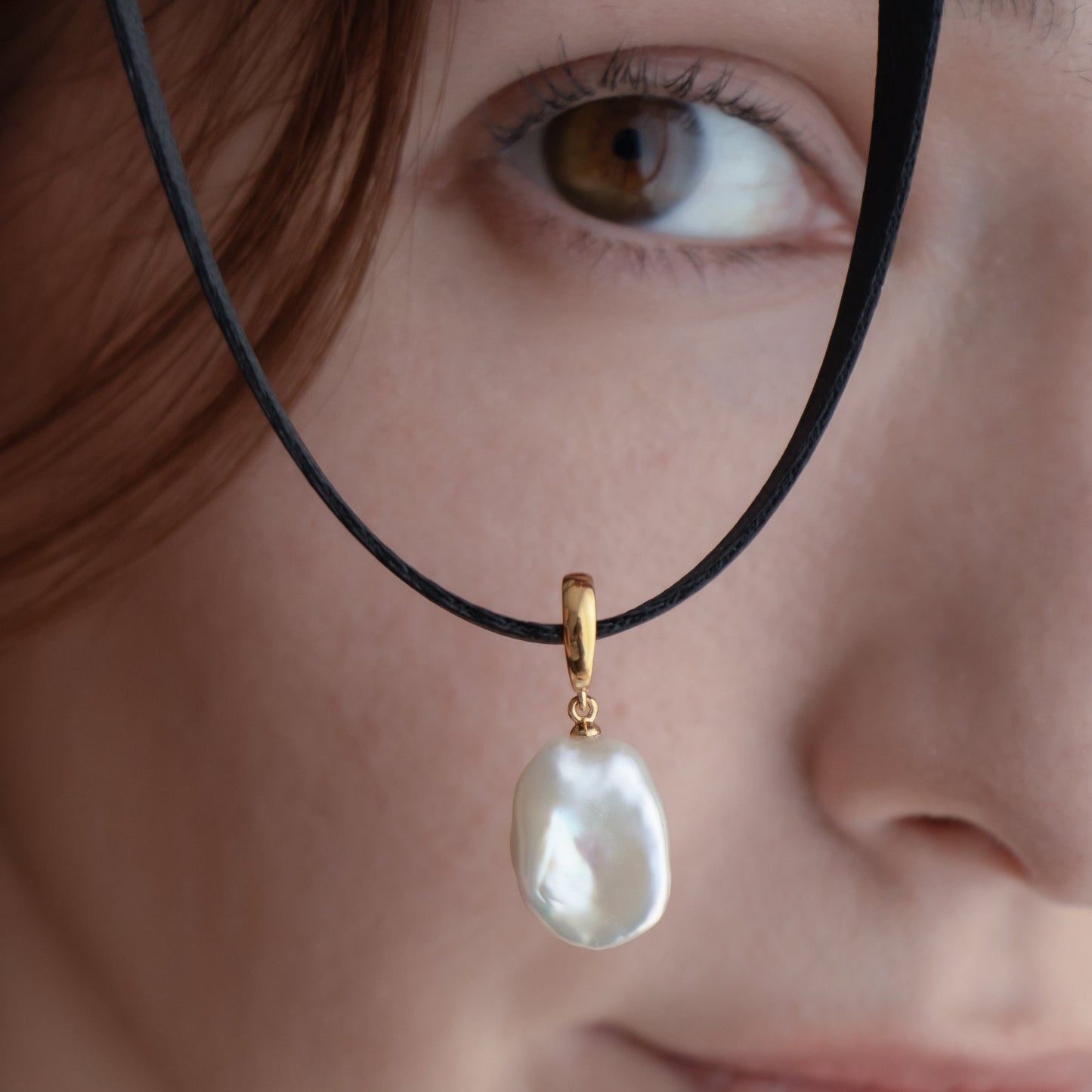 NOIR SINGLE PEARL CHOKER NECKLACE