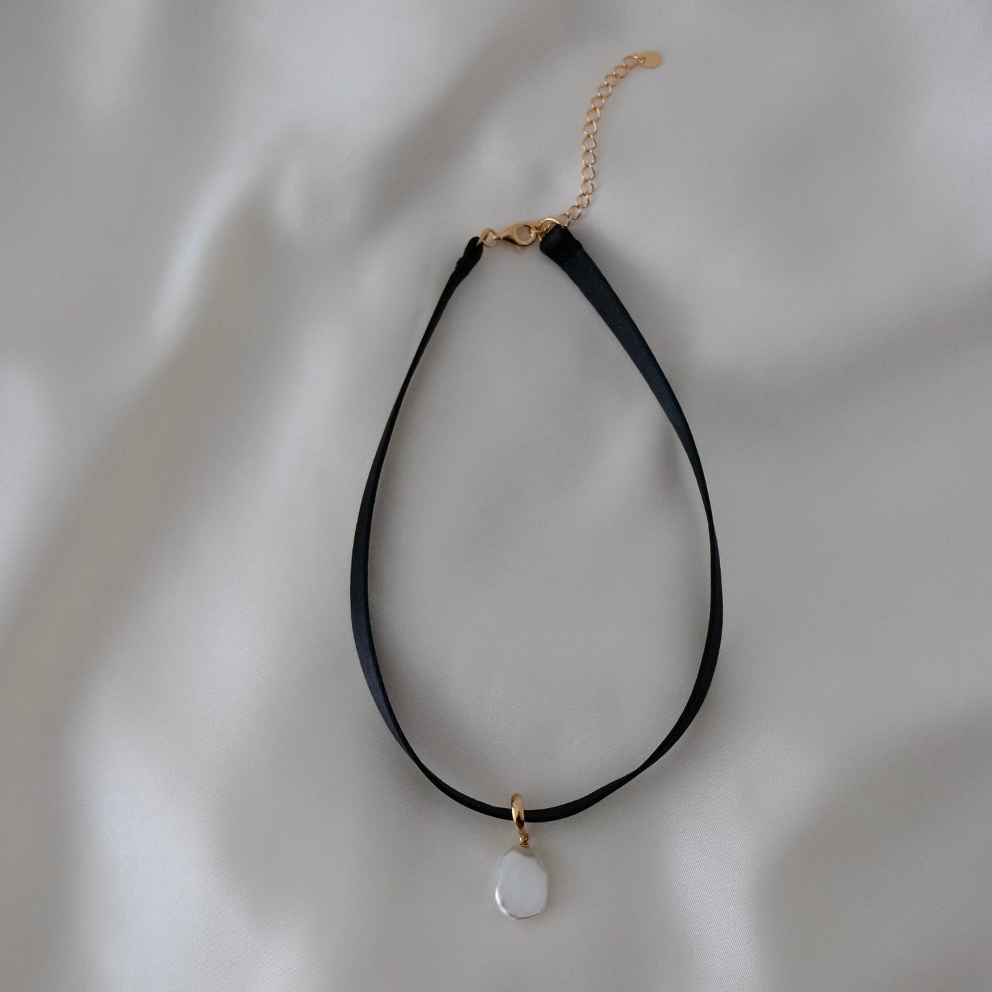 NOIR SINGLE PEARL CHOKER NECKLACE