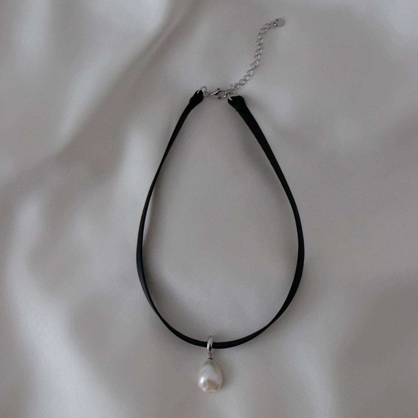 NOIR SINGLE PEARL CHOKER NECKLACE