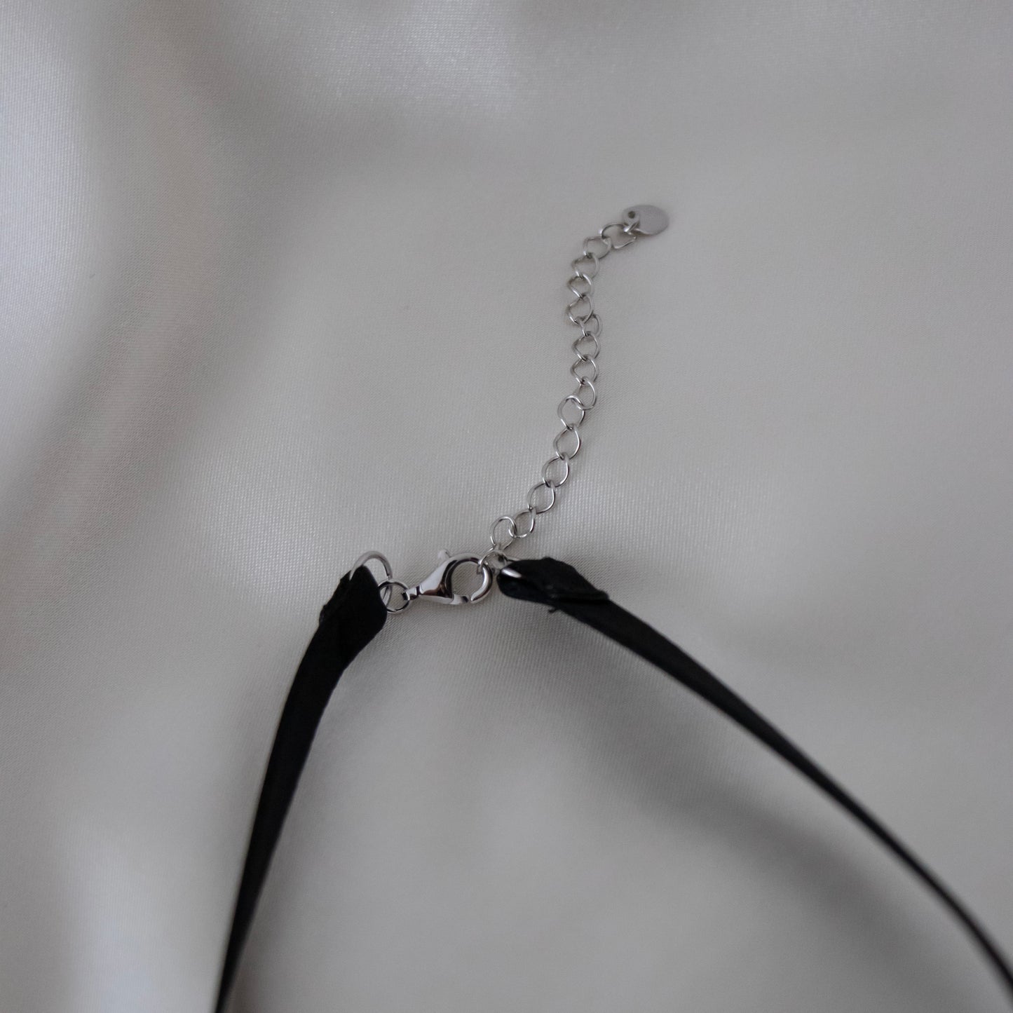 NOIR SINGLE PEARL CHOKER NECKLACE