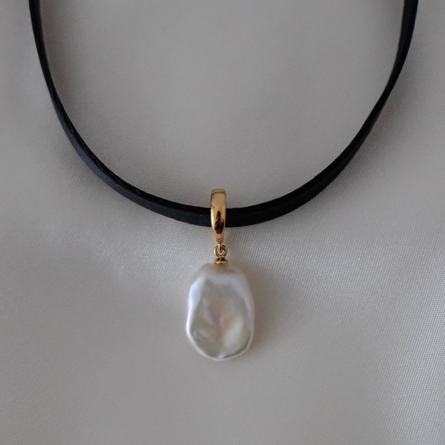 NOIR SINGLE PEARL CHOKER NECKLACE