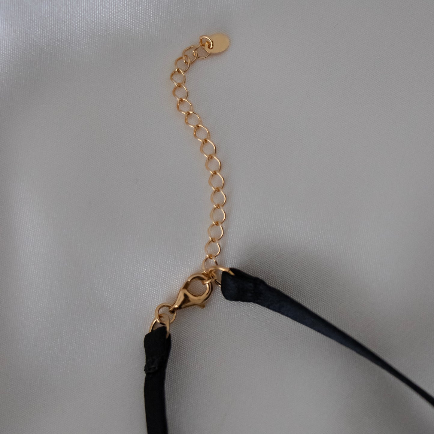 NOIR SINGLE PEARL CHOKER NECKLACE