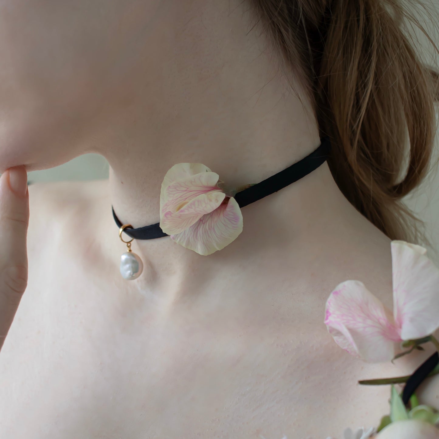 NOIR SINGLE PEARL CHOKER NECKLACE