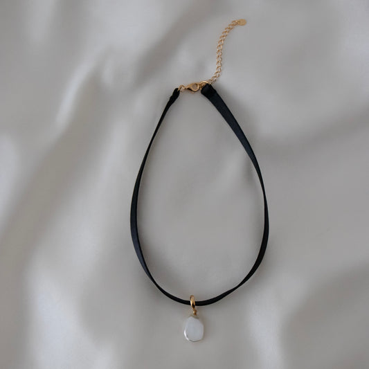 NOIR SINGLE PEARL CHOKER NECKLACE