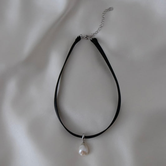 NOIR SINGLE PEARL CHOKER NECKLACE